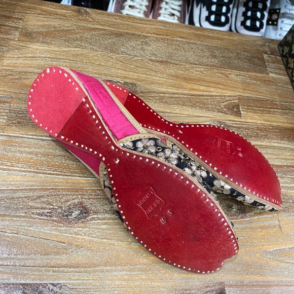 Silk Floral Embroidered Juttis - Picture 6 of 7